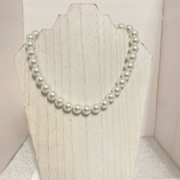 Elegant White Pearl Necklace - Picture 4 of 7